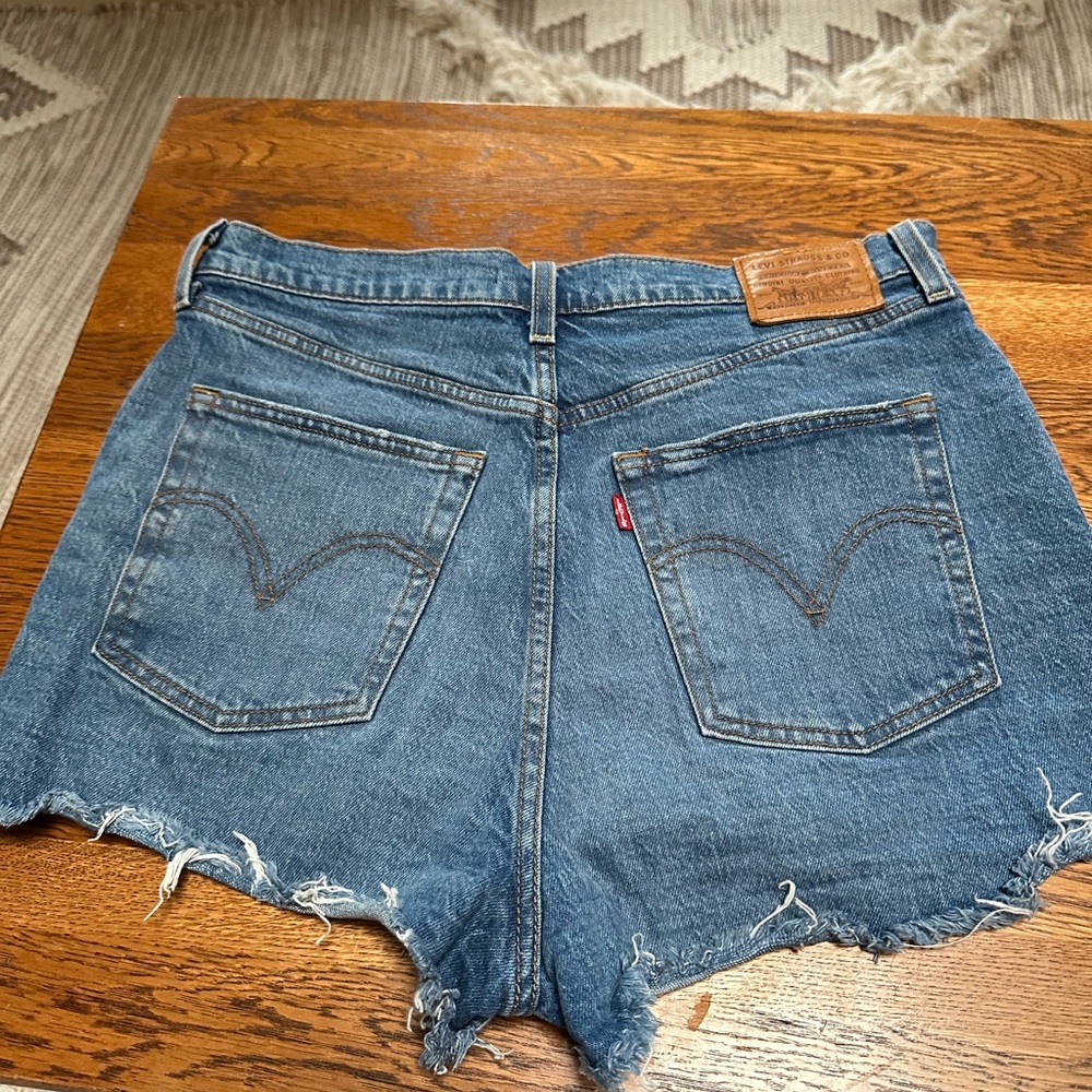 Levi’s Ribcage Shorts. Size 31